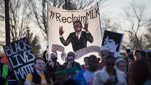 Manifestantes recuerdan a Michael Brown. 