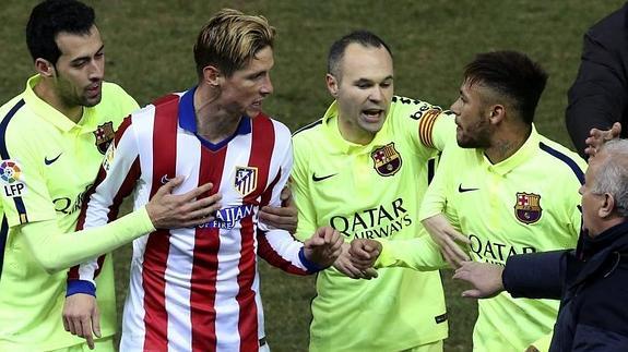 Fernanto Torres se encara con Neymar. 