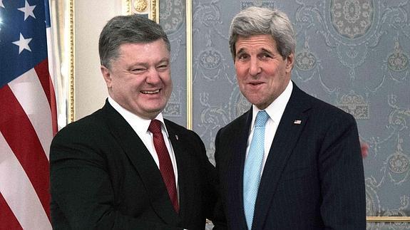 Poroshenko saluda a Kerry. 