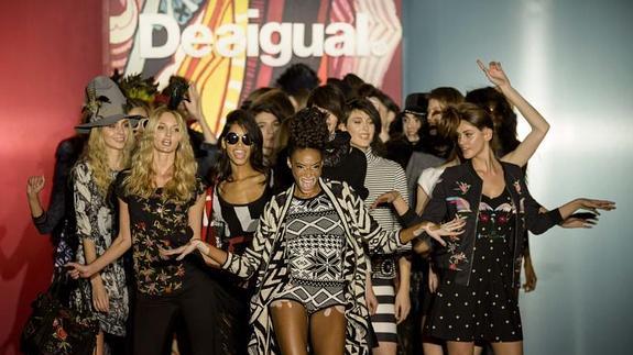 La modelo Winnie Harlow(c) presenta la nueva creación de Desigual. 