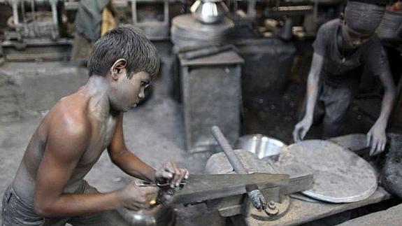 Dos niños trabajan en una fábrica de aluminio en Dhaka. 