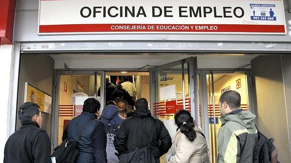 Colas ante una oficina de empleo. 