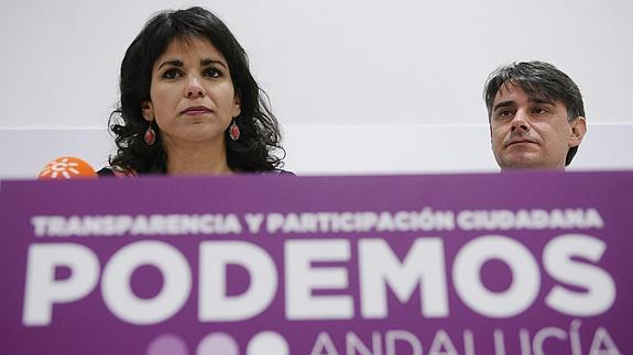 La candidata de Podemos a la Junta de Andalucía, Teresa Rodríguez, y el número dos, Juan Moreno Yagüe.