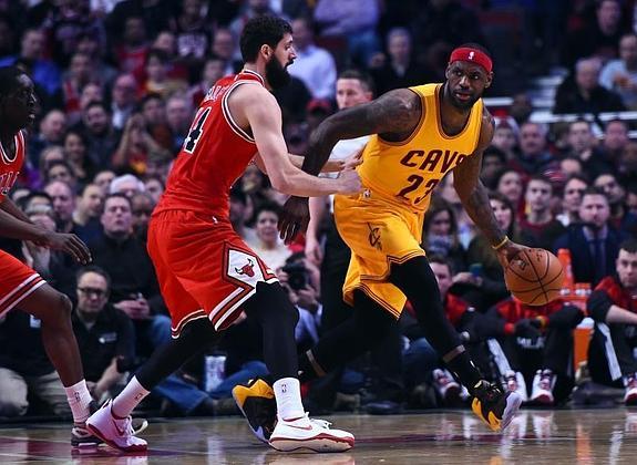 LeBron James y Nikola Mirotic. 