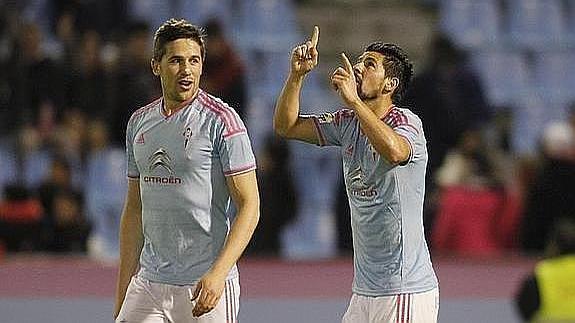 Nolito celebra su gol de penalti. 