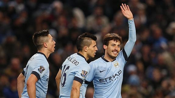 David Silva (d) celebra uno de sus goles. 