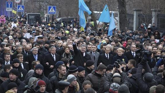 El presidente de Ucrania en una marcha conmemorativa en Kiev.