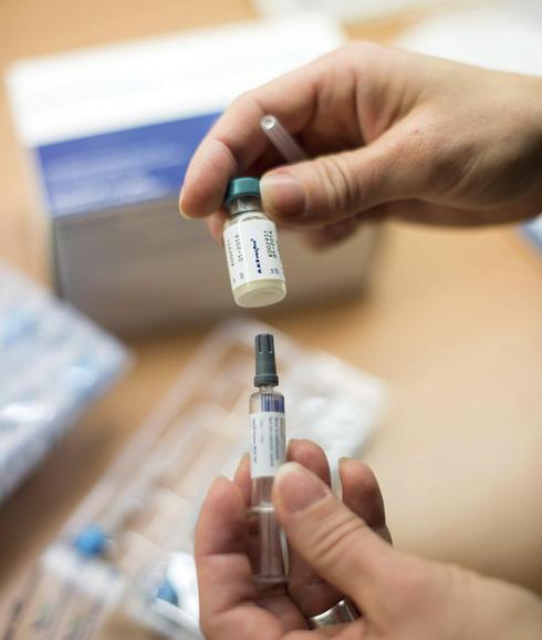 Una enfermera sostiene una vacuna contra el sarampión, la rubeola y las paperas. 