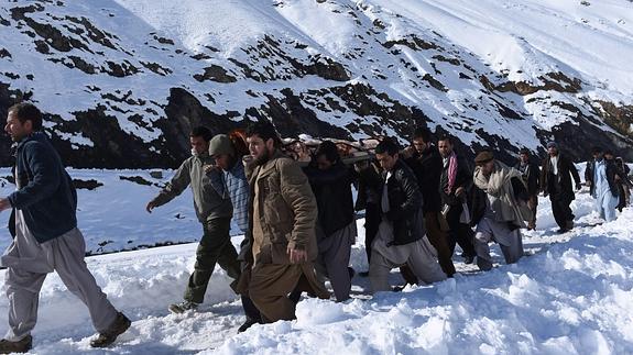 Funeral en la provincia de Panjshir, tras un alud que sepultó a decenas de personas. 