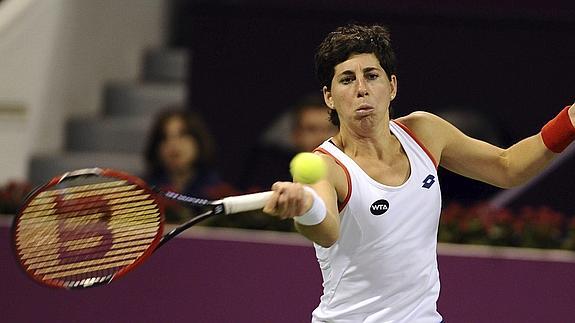 Carla Suárez golpea la pelota. 