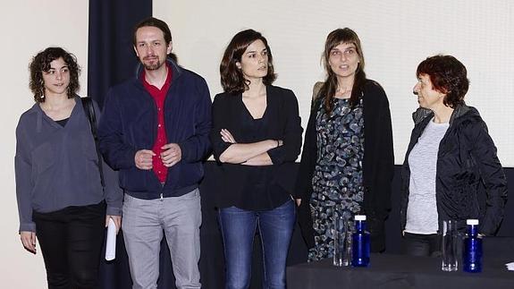 El líder de Podemos, Pablo Iglesias junto a las autoras del documento, Bibiana Medialdea (2d) y María Pazos (d), la secretaria general, Tania González (i), la eurodiputada Clara Serra (c). 