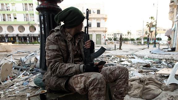 Un soldado libio en una plaza de Tripolí. 