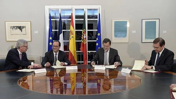 Rajoy, durante la reunión con Hollande, Junker y Passos Coelho. 