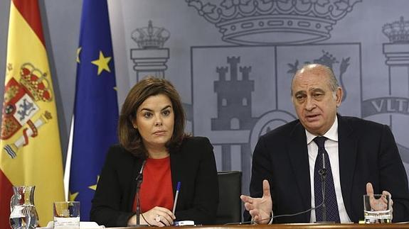 Soraya Sáenz de Santamaría y Jorge Fernández Díaz, en la rueda de prensa. 
