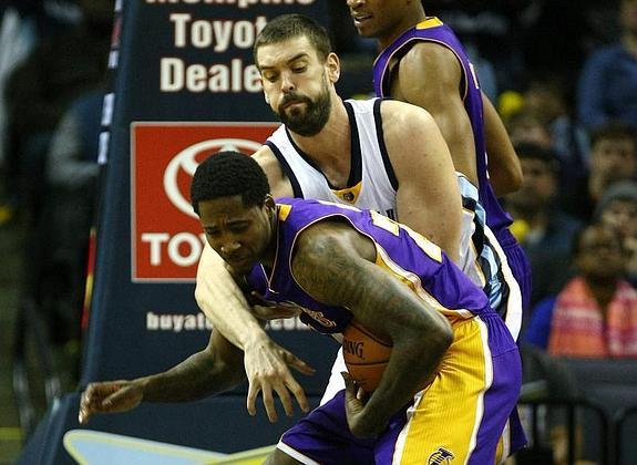 Ed Davis disputa el balón con Marc Gasol. 