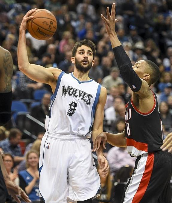 Ricky Rubio, en acción ante Damian Lillard. 