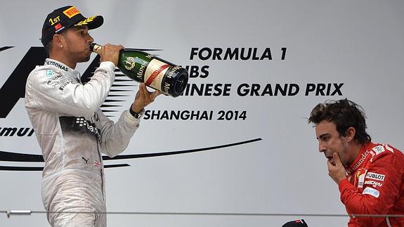 Hamilton (i) celebra una victoria ante Alonso. 