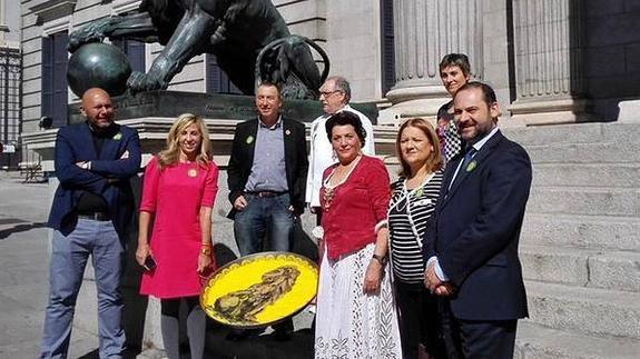 Diputados valencianos a las puertas del Congreso.