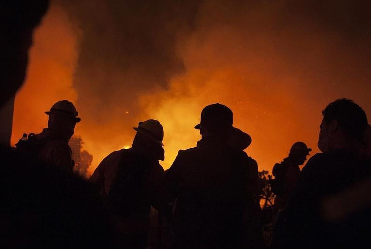 Bomberos chilenos intentan controlar el fuego. 