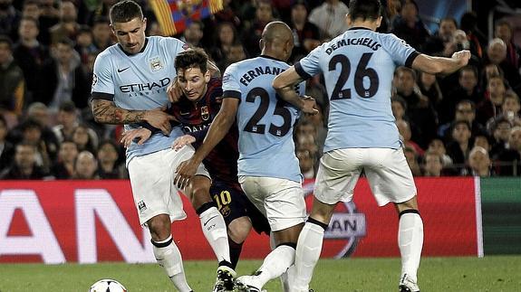 Varios jugadores del City intentan frenar a Messi. 