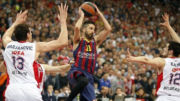 Navarro se prepara para pasar el balón. 