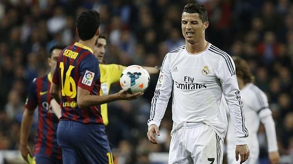 Busquets (i) y Cristiano. 