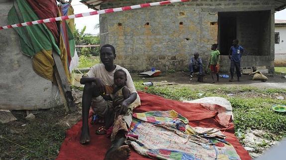 Un padre, junto a su hijo, en Monrovia