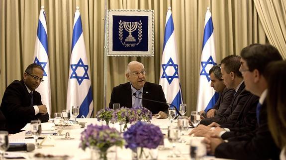 El presidente israelí, durante sus conversaciones con representantes del Likud. 