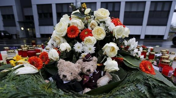 Dos ositos de peluche con el uniforme de Germanwings en la sede de la aerolínea en Colonia.  