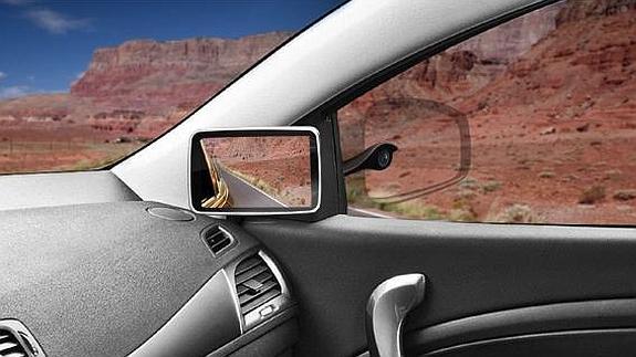 El retrovisor formado por una cámara plenóptica exterior y un monitor interior para visionar las imágenes. 