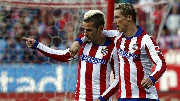 Antoine Griezmann (i) y Fernando Torres celebran un gol. 