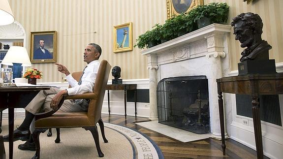 Barack Obama en el despacho oval, durante la entrevista.