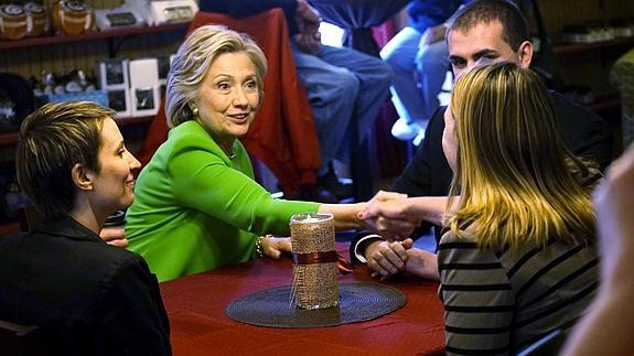 Hillary Clinton habla con un grupo de residentes de una localidad de Iowa. 