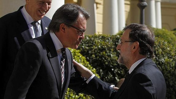 Artur Mas saludando a Mariano Rajoy. 