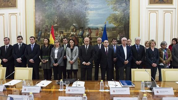 Wert y los consejeros guardan un minuto de silencio.