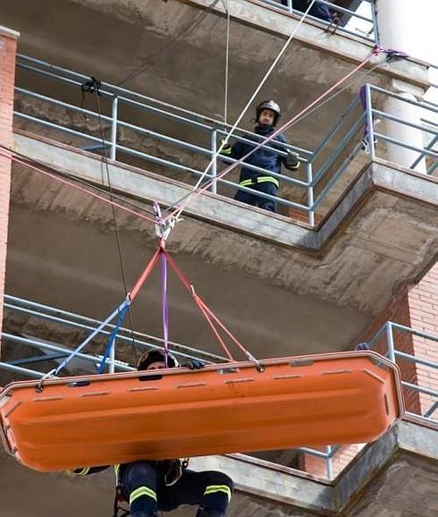 Los bomberos, durante una actuación. 