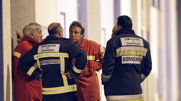 Bomberos de la Diputación de Zaragoza, en las inmediaciones de la nave industrial. 