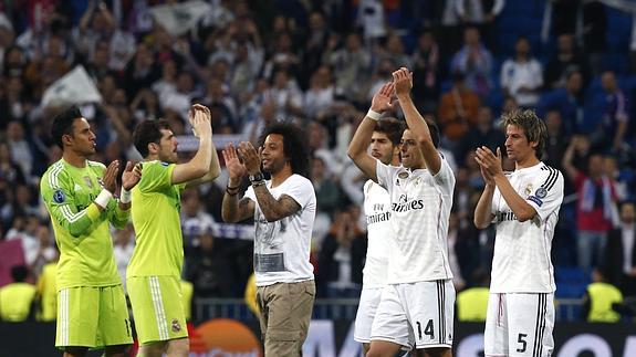 Los jugadores del Madrid aplauden a la afición.