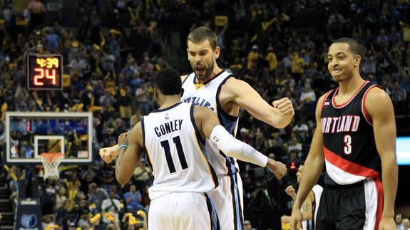 Marc Gasol celebra una canasta con Mike Conley. 