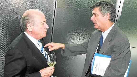 Ángel Villar, con el presidente de la FIFA, Joseph Blatter. 