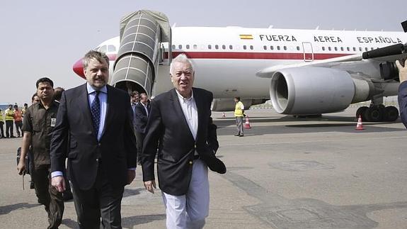 García-Margallo (d.), a su llegada a La India. 