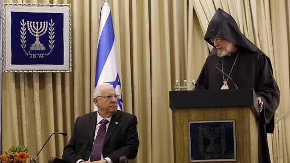 Reuven Rivlin escucha las palabras del arzobispo Aris Shirvanian, representante del Patriarca armenio.