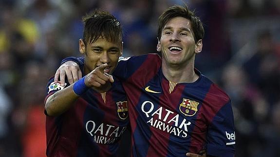 Neymar (i) y Messi celebran un gol. 