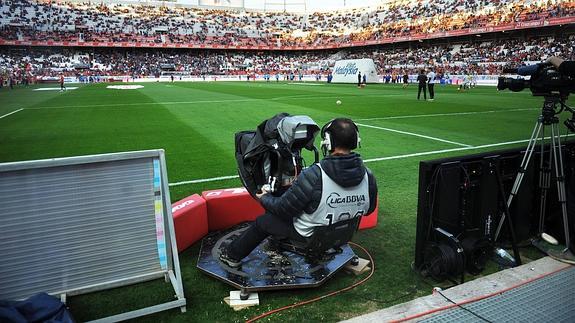 Un cámara grabando en un partido de Liga en el Sánchez Pizjuán. 