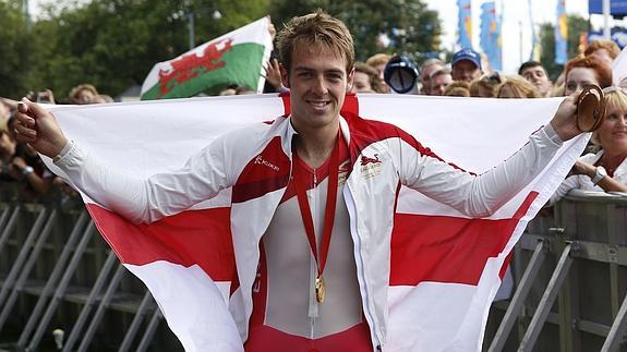 Dowsett posa con la bandera inglesa. 