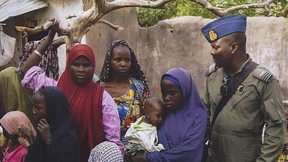 Un soldado rodeado de mujeres y niños rescatados durante una operación contra Boko Haram. 