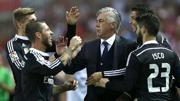 Ancelotti (c), celebra un gol con los jugadores del Real Madrid. 
