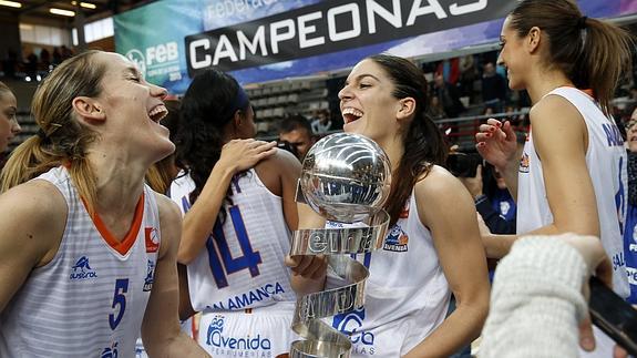 Marta Fernández (i), junto a Marta Xargay (d), con la Copa de la Reina. 