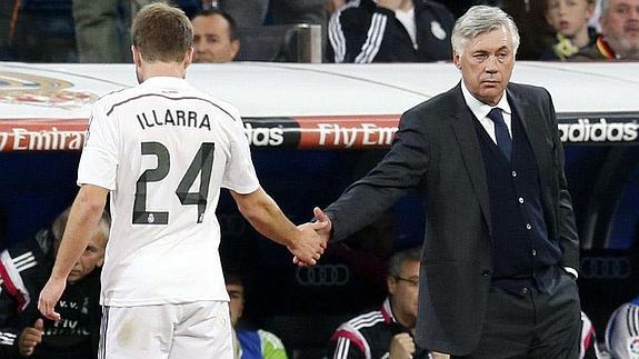 Illarramendi (i) saluda a Ancelotti. 