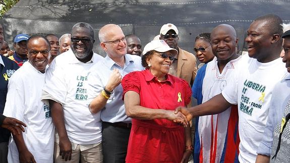 La presidenta liberiana, Ellen Johnson Sirleaf, junto a los directores de los equipos sanitarios del país.